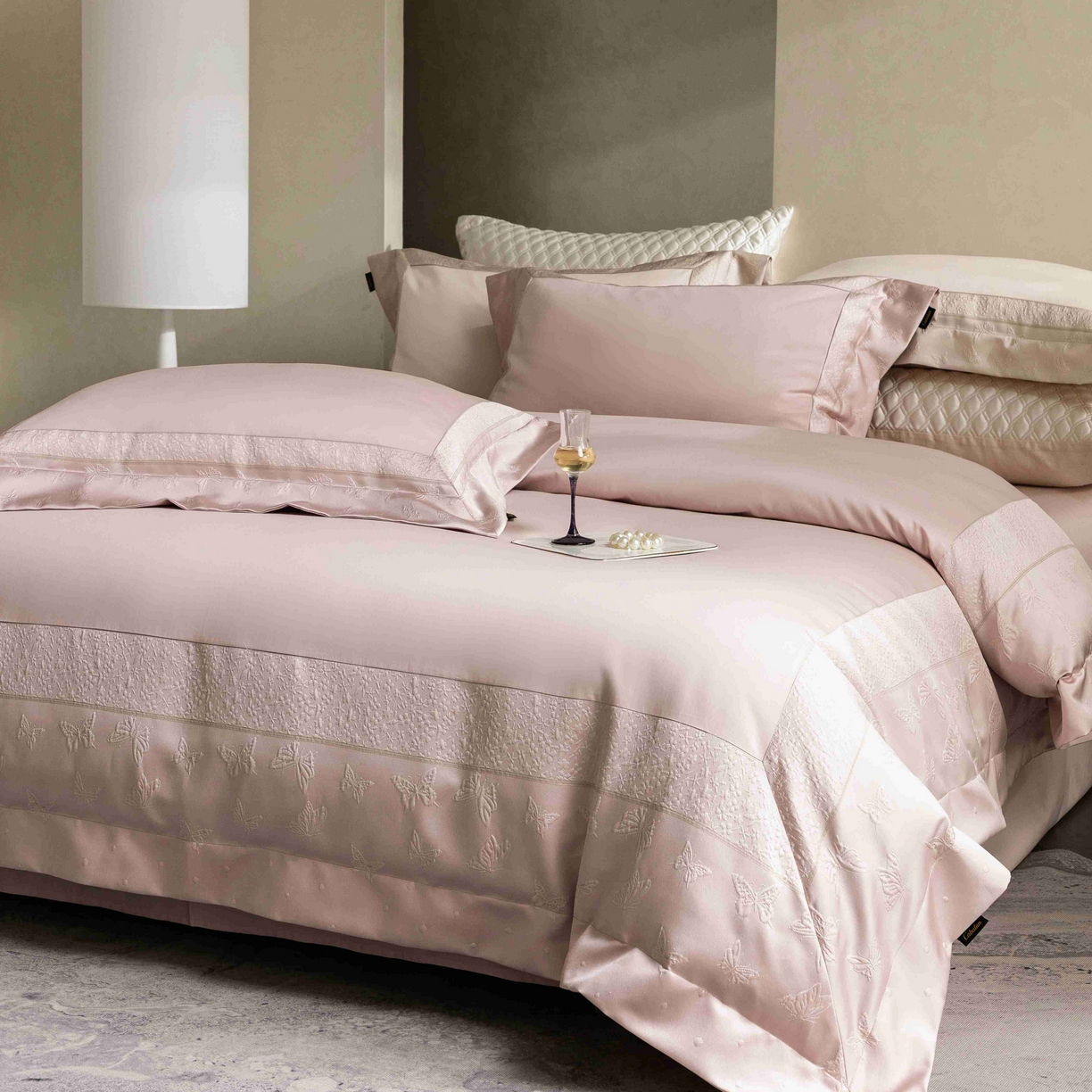 91家纺网 家纺一手货源 找家纺 卡巴伦家纺 2026春夏新款全棉纯棉贡缎高精密提花边条款式四件套 琉璃福蝶-粉