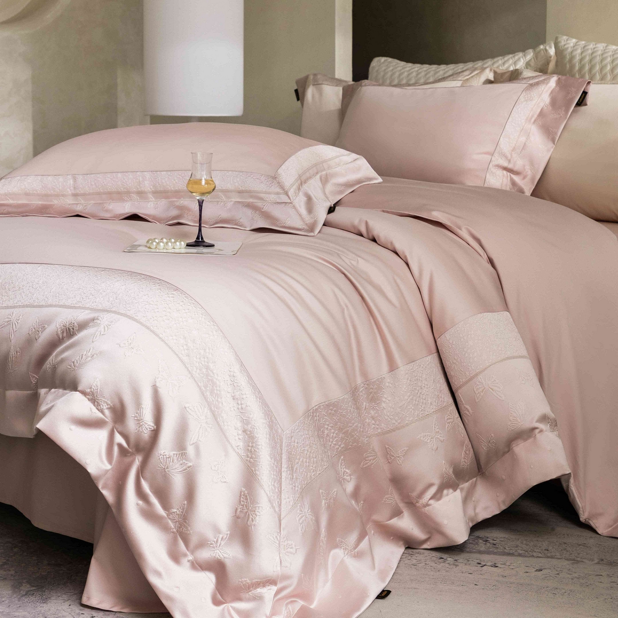 91家纺网 家纺一手货源 找家纺 卡巴伦家纺 2026春夏新款全棉纯棉贡缎高精密提花边条款式四件套 琉璃福蝶-粉