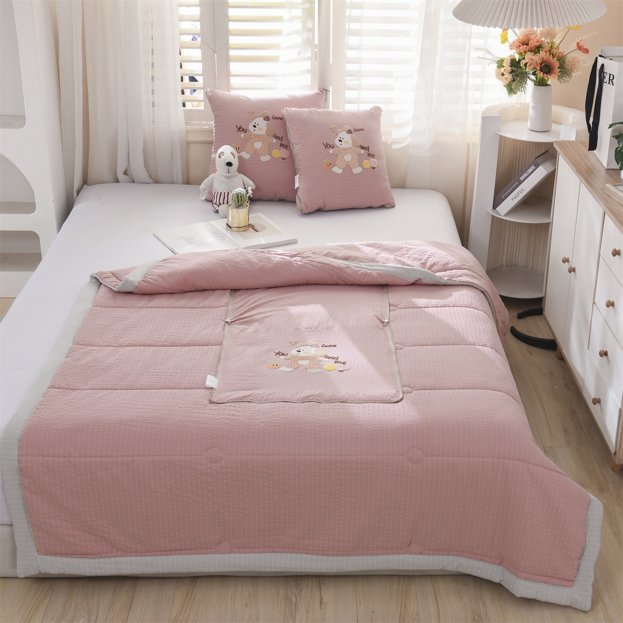 91家纺网 家纺一手货源 找家纺 恋绒家纺 2026新款四季款贴布绣靠枕被抱枕被飞天萌熊 甜心玩伴-豆沙