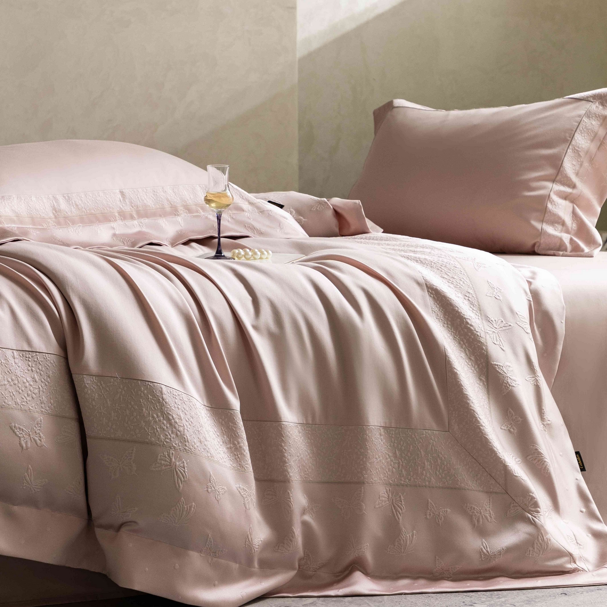 91家纺网 家纺一手货源 找家纺 卡巴伦家纺 2026春夏新款全棉纯棉贡缎高精密提花边条款式四件套 琉璃福蝶-粉