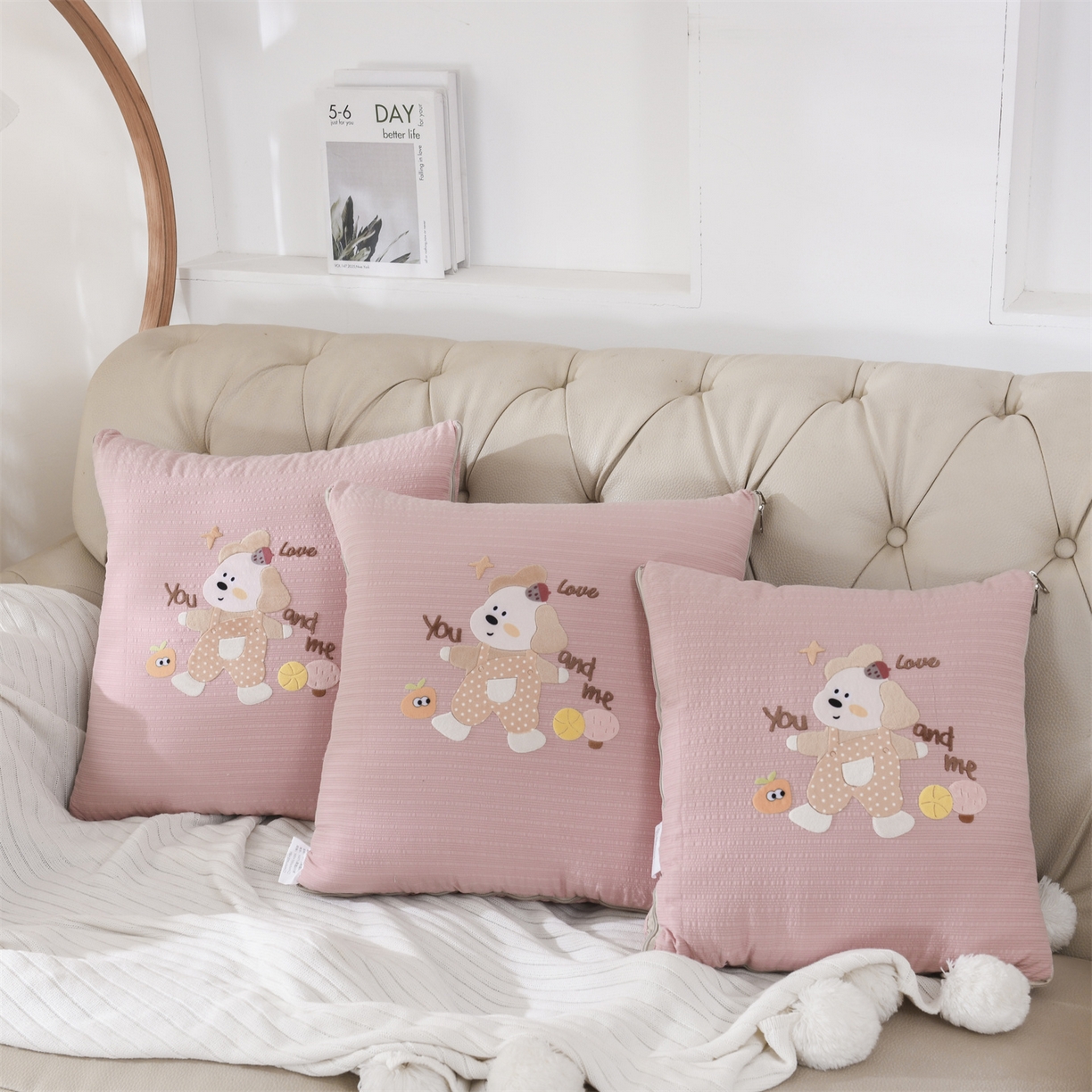 91家纺网 家纺一手货源 找家纺 恋绒家纺 2026新款四季款贴布绣靠枕被抱枕被飞天萌熊 甜心玩伴-豆沙