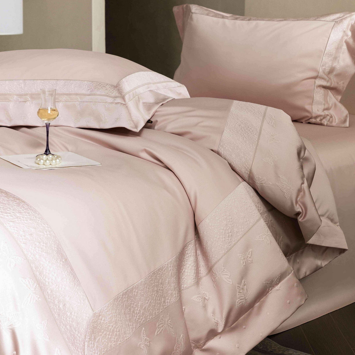 91家纺网 家纺一手货源 找家纺 卡巴伦家纺 2026春夏新款全棉纯棉贡缎高精密提花边条款式四件套 琉璃福蝶-粉