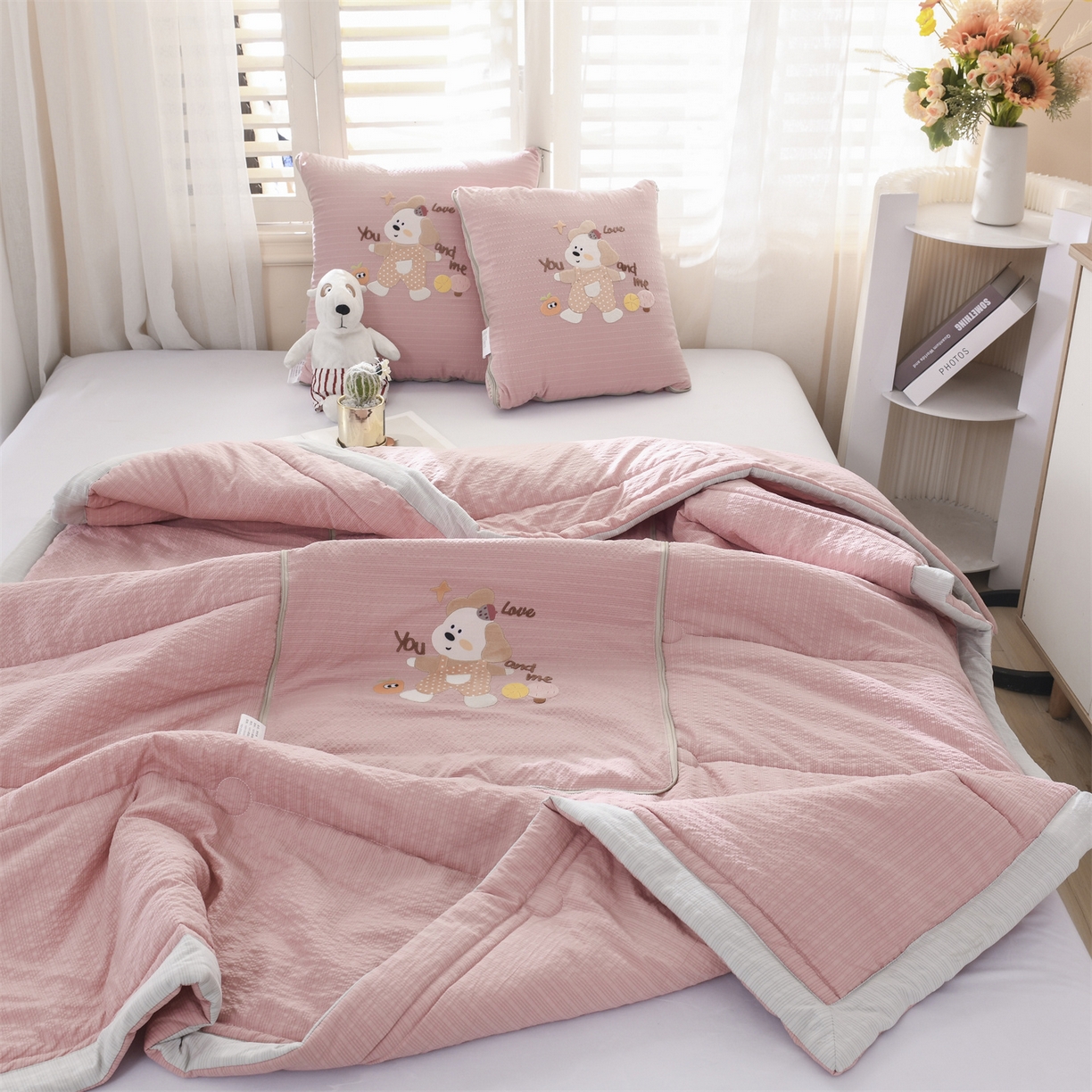 91家纺网 家纺一手货源 找家纺 恋绒家纺 2026新款四季款贴布绣靠枕被抱枕被飞天萌熊 甜心玩伴-豆沙