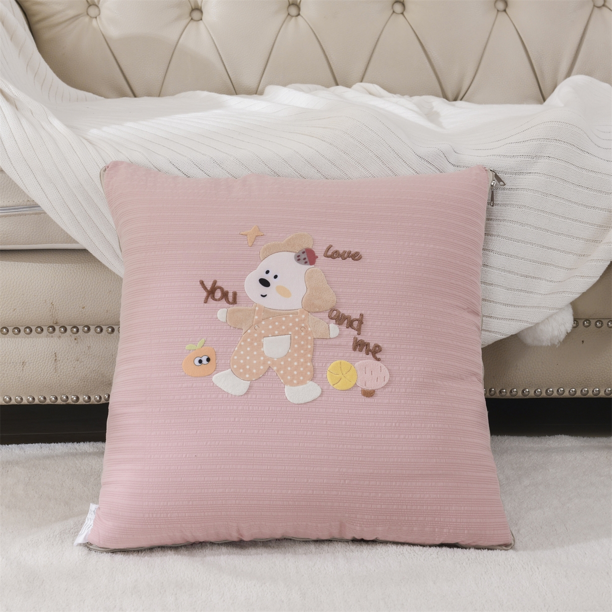 91家纺网 家纺一手货源 找家纺 恋绒家纺 2026新款四季款贴布绣靠枕被抱枕被飞天萌熊 甜心玩伴-豆沙