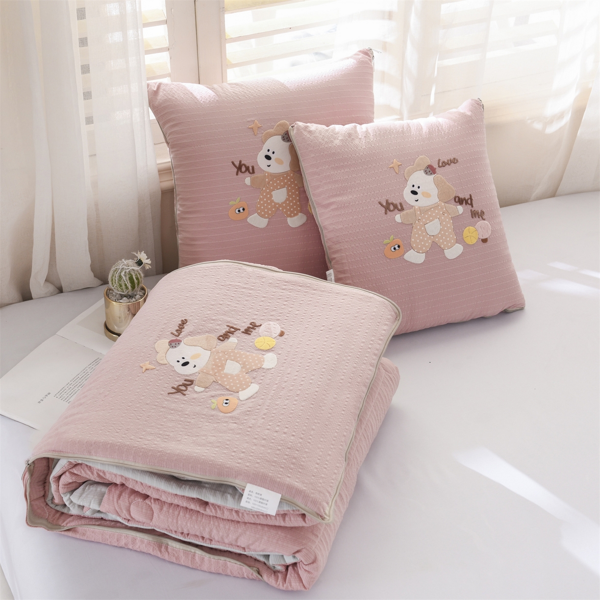 91家纺网 家纺一手货源 找家纺 恋绒家纺 2026新款四季款贴布绣靠枕被抱枕被飞天萌熊 甜心玩伴-豆沙