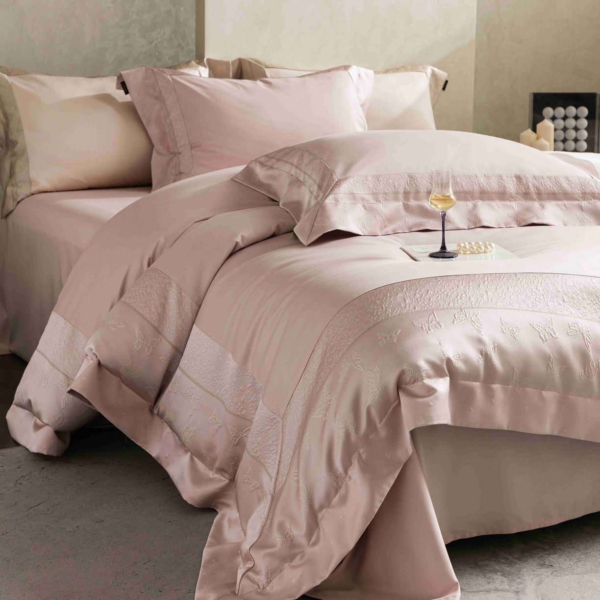 91家纺网 家纺一手货源 找家纺 卡巴伦家纺 2026春夏新款全棉纯棉贡缎高精密提花边条款式四件套 琉璃福蝶-粉