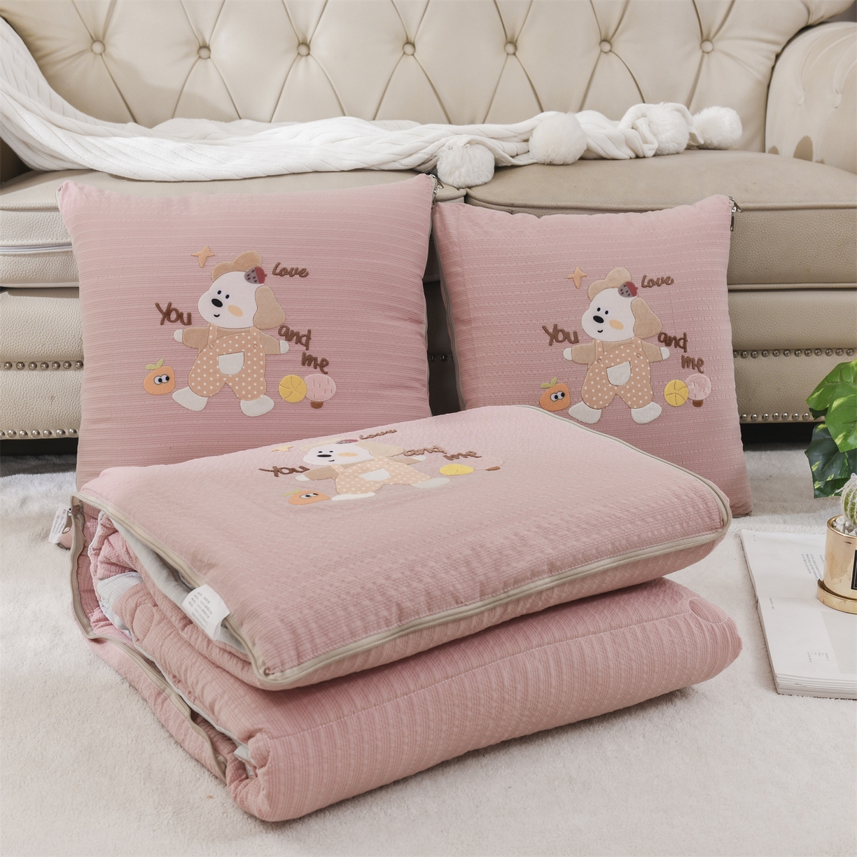 91家纺网 家纺一手货源 找家纺 恋绒家纺 2026新款四季款贴布绣靠枕被抱枕被飞天萌熊 甜心玩伴-豆沙