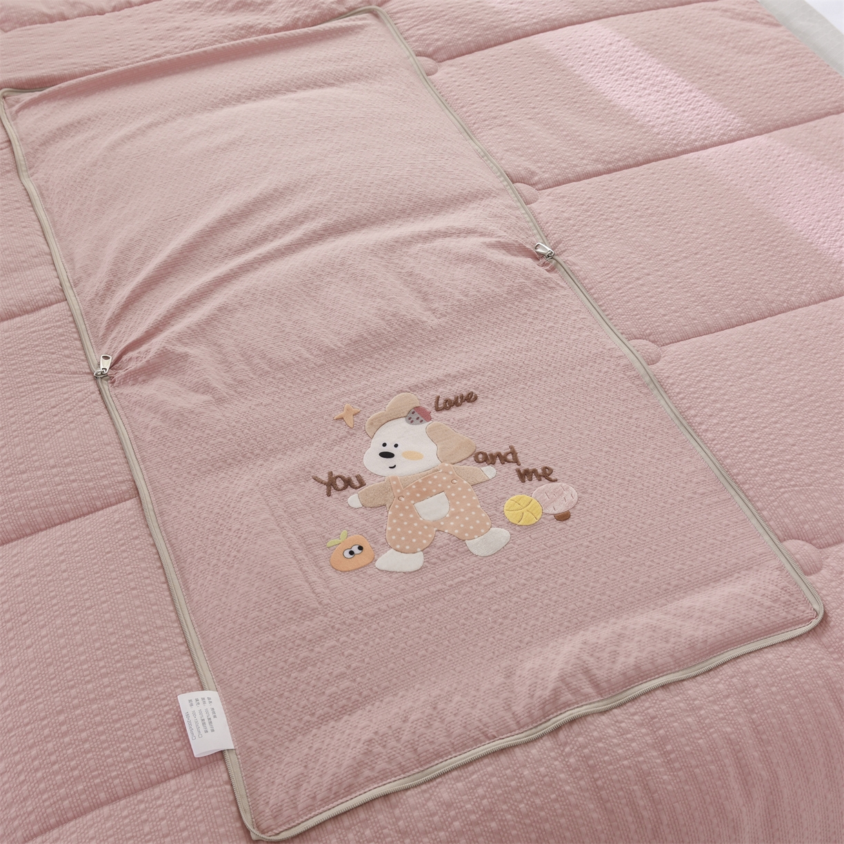 91家纺网 家纺一手货源 找家纺 恋绒家纺 2026新款四季款贴布绣靠枕被抱枕被飞天萌熊 甜心玩伴-豆沙