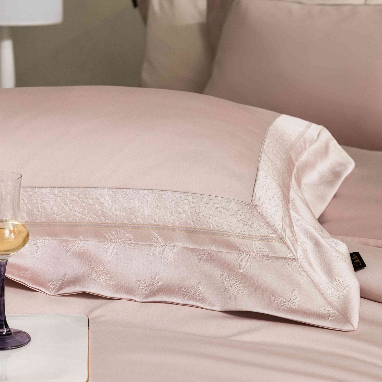 91家纺网 家纺一手货源 找家纺 卡巴伦家纺 2026春夏新款全棉纯棉贡缎高精密提花边条款式四件套 琉璃福蝶-粉