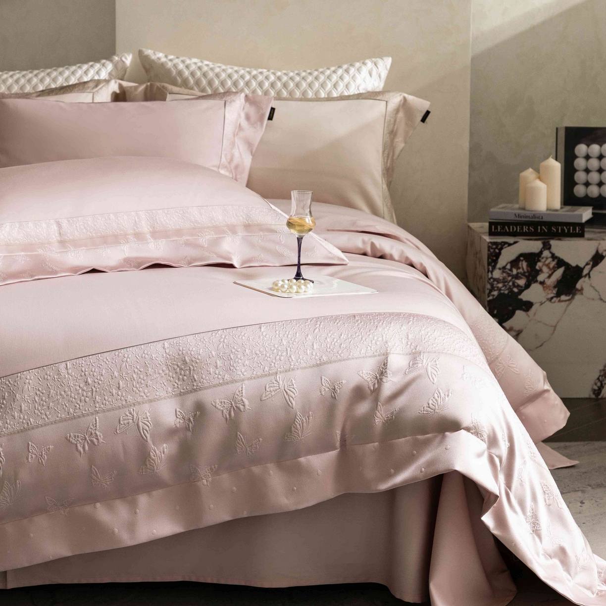 91家纺网 家纺一手货源 找家纺 卡巴伦家纺 2026春夏新款全棉纯棉贡缎高精密提花边条款式四件套 琉璃福蝶-粉