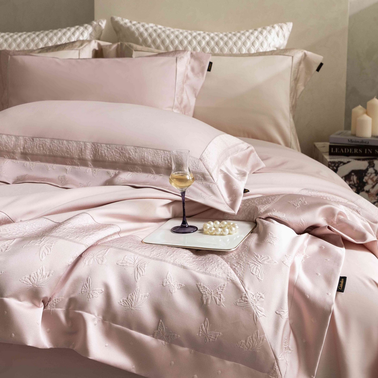 91家纺网 家纺一手货源 找家纺 卡巴伦家纺 2026春夏新款全棉纯棉贡缎高精密提花边条款式四件套 琉璃福蝶-粉