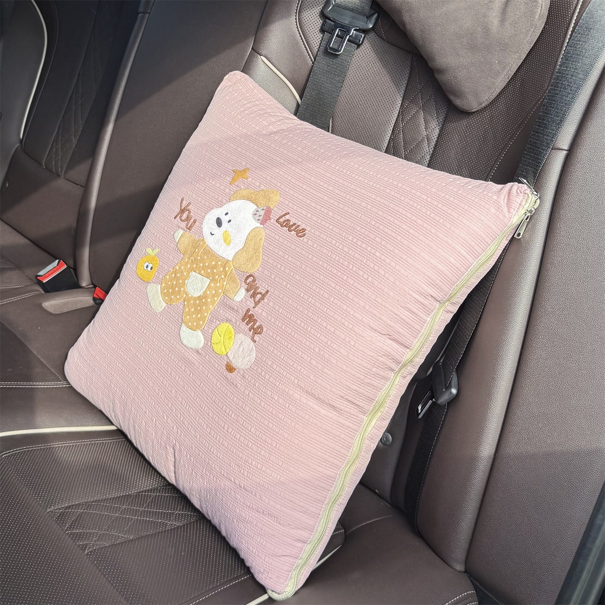 91家纺网 家纺一手货源 找家纺 恋绒家纺 2026新款四季款贴布绣靠枕被抱枕被飞天萌熊 甜心玩伴-豆沙