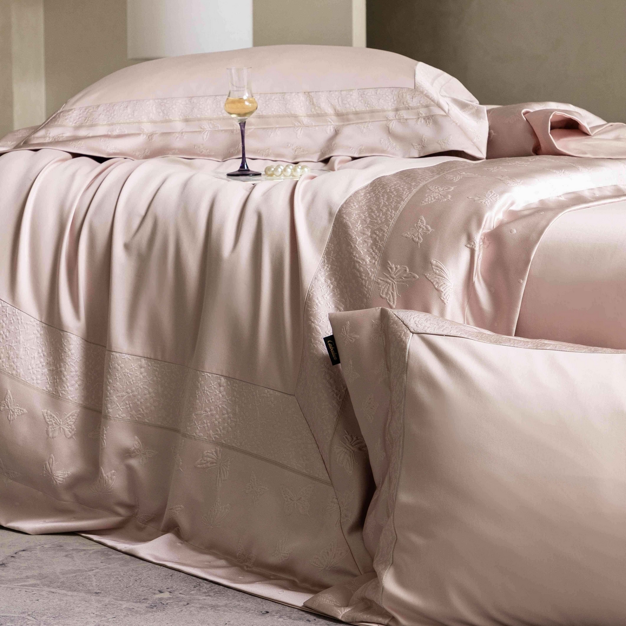 91家纺网 家纺一手货源 找家纺 卡巴伦家纺 2026春夏新款全棉纯棉贡缎高精密提花边条款式四件套 琉璃福蝶-粉