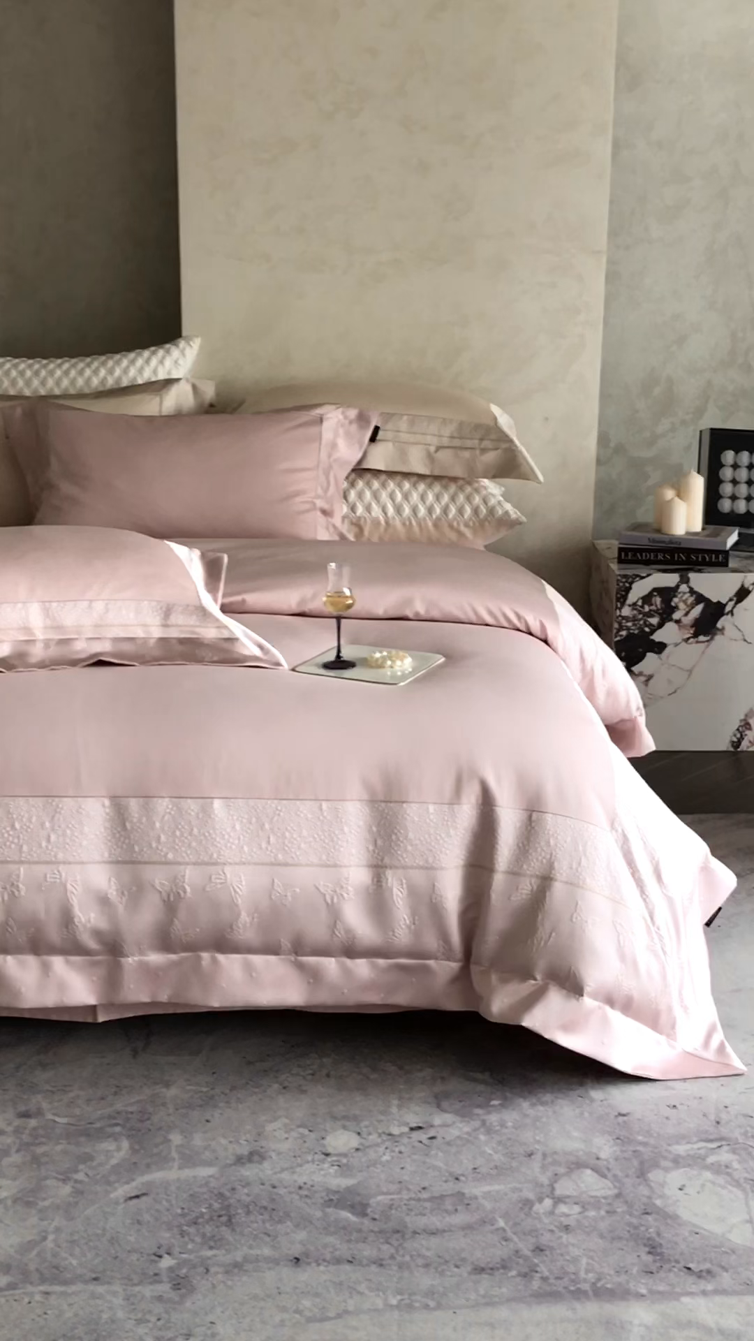 91家纺网 家纺一手货源 找家纺 卡巴伦家纺 2026春夏新款全棉纯棉贡缎高精密提花边条款式四件套 琉璃福蝶-粉