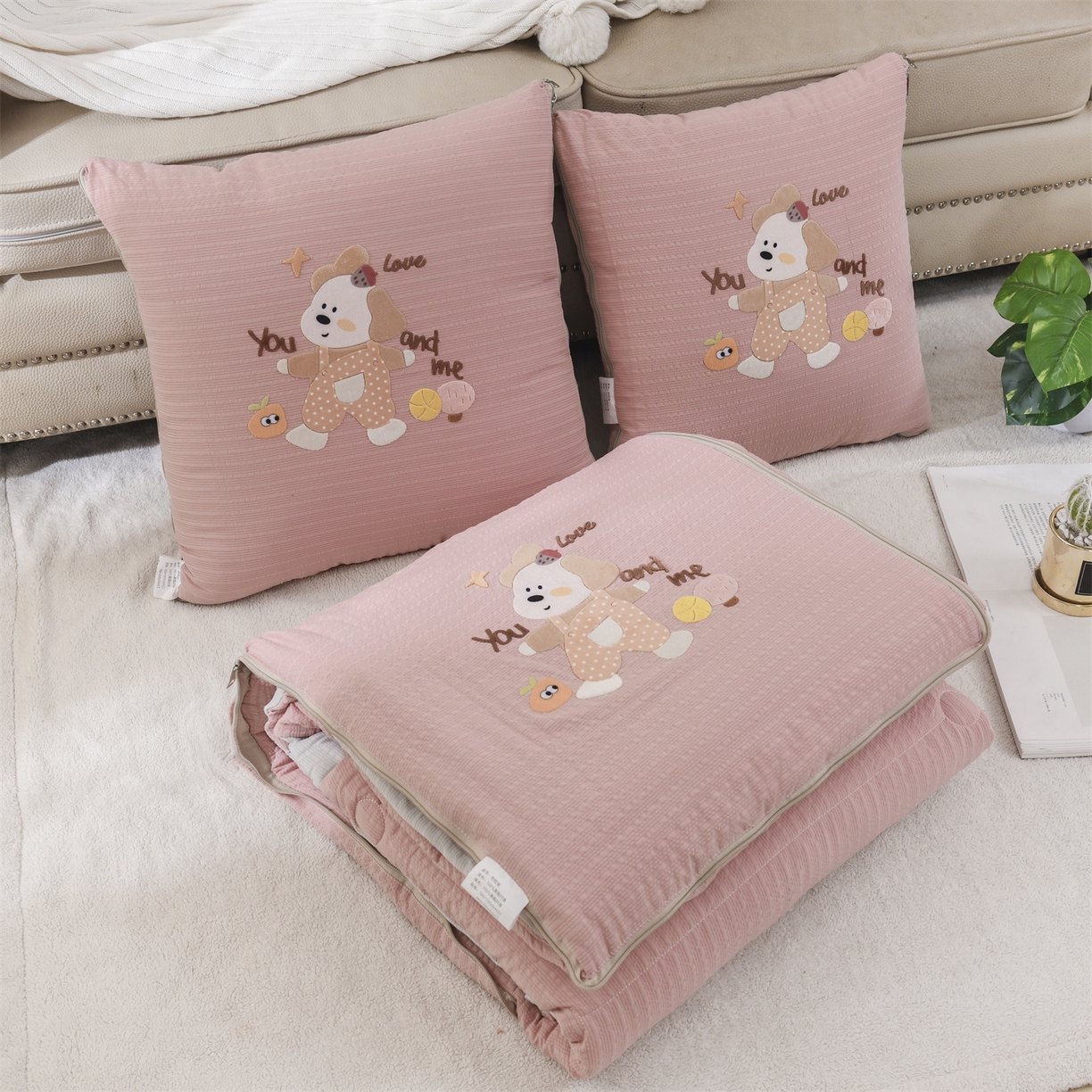 91家纺网 家纺一手货源 找家纺 恋绒家纺 2026新款四季款贴布绣靠枕被抱枕被飞天萌熊 甜心玩伴-豆沙
