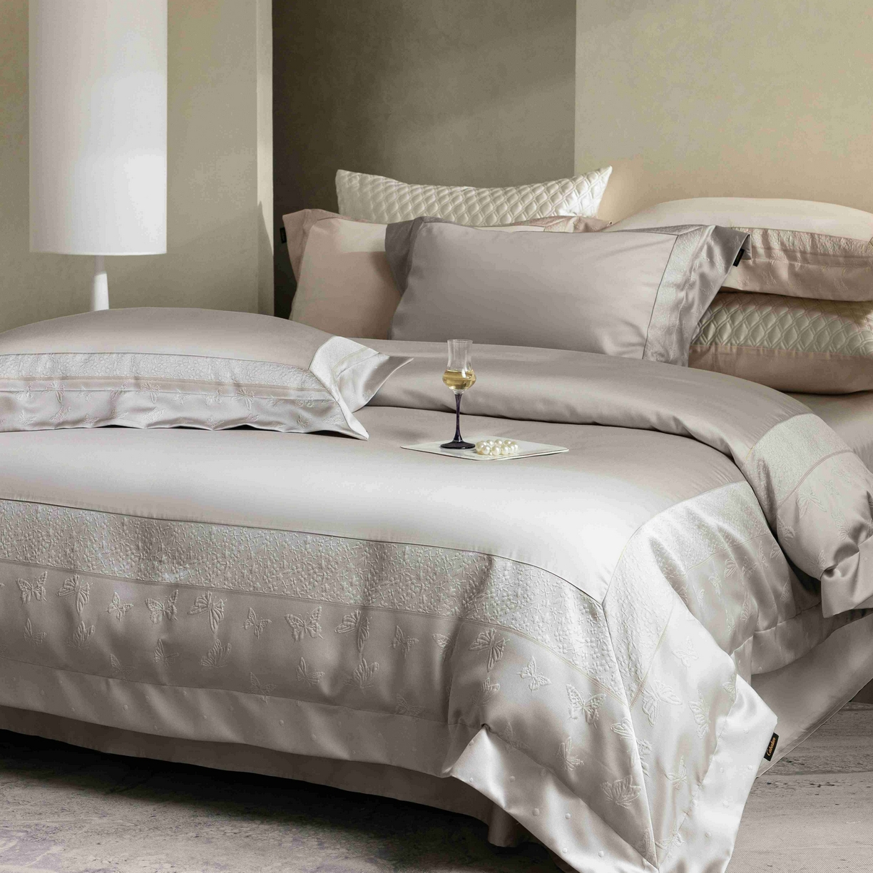 91家纺网 家纺一手货源 找家纺 卡巴伦家纺 2026春夏新款全棉纯棉贡缎高精密提花边条款式四件套 琉璃福蝶-灰