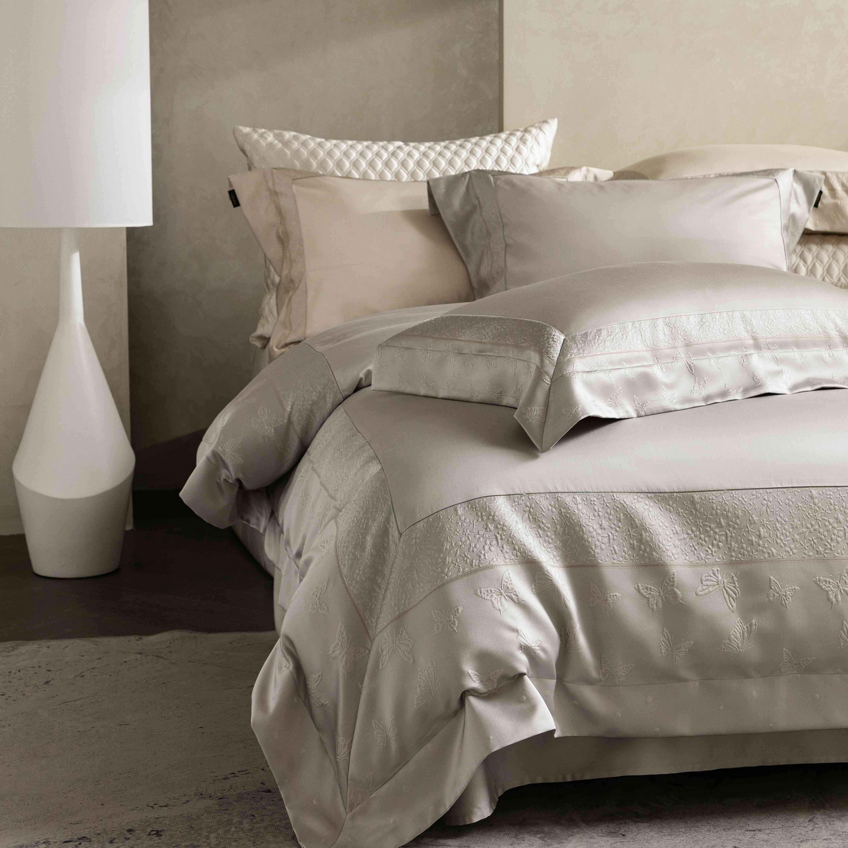 91家纺网 家纺一手货源 找家纺 卡巴伦家纺 2026春夏新款全棉纯棉贡缎高精密提花边条款式四件套 琉璃福蝶-灰