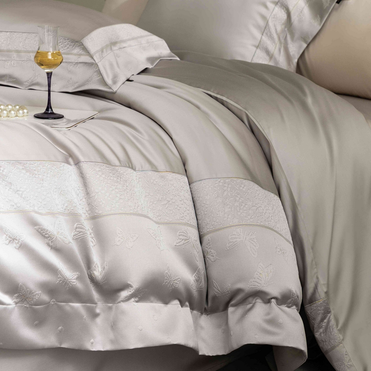 91家纺网 家纺一手货源 找家纺 卡巴伦家纺 2026春夏新款全棉纯棉贡缎高精密提花边条款式四件套 琉璃福蝶-灰