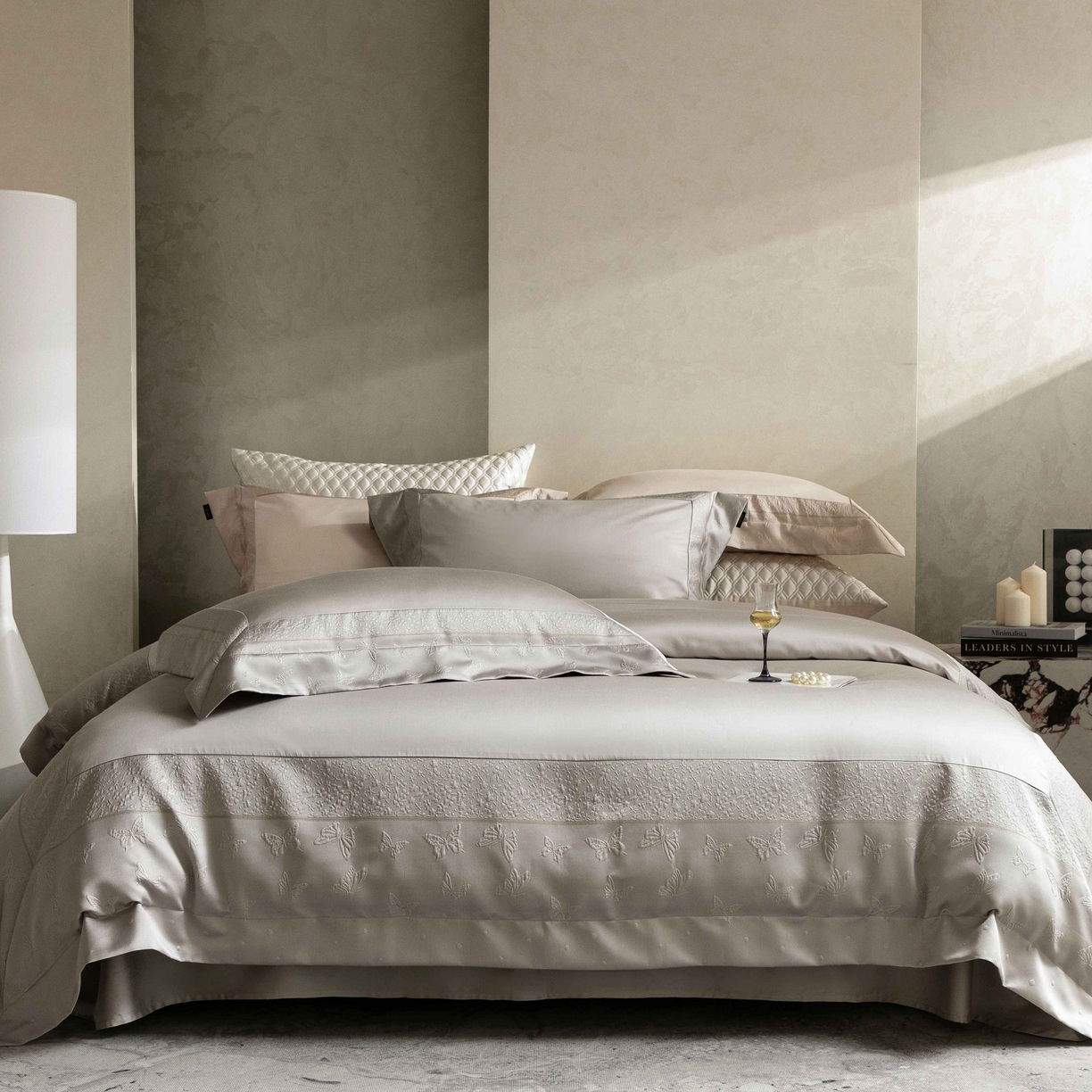 91家纺网 家纺一手货源 找家纺 卡巴伦家纺 2026春夏新款全棉纯棉贡缎高精密提花边条款式四件套 琉璃福蝶-灰