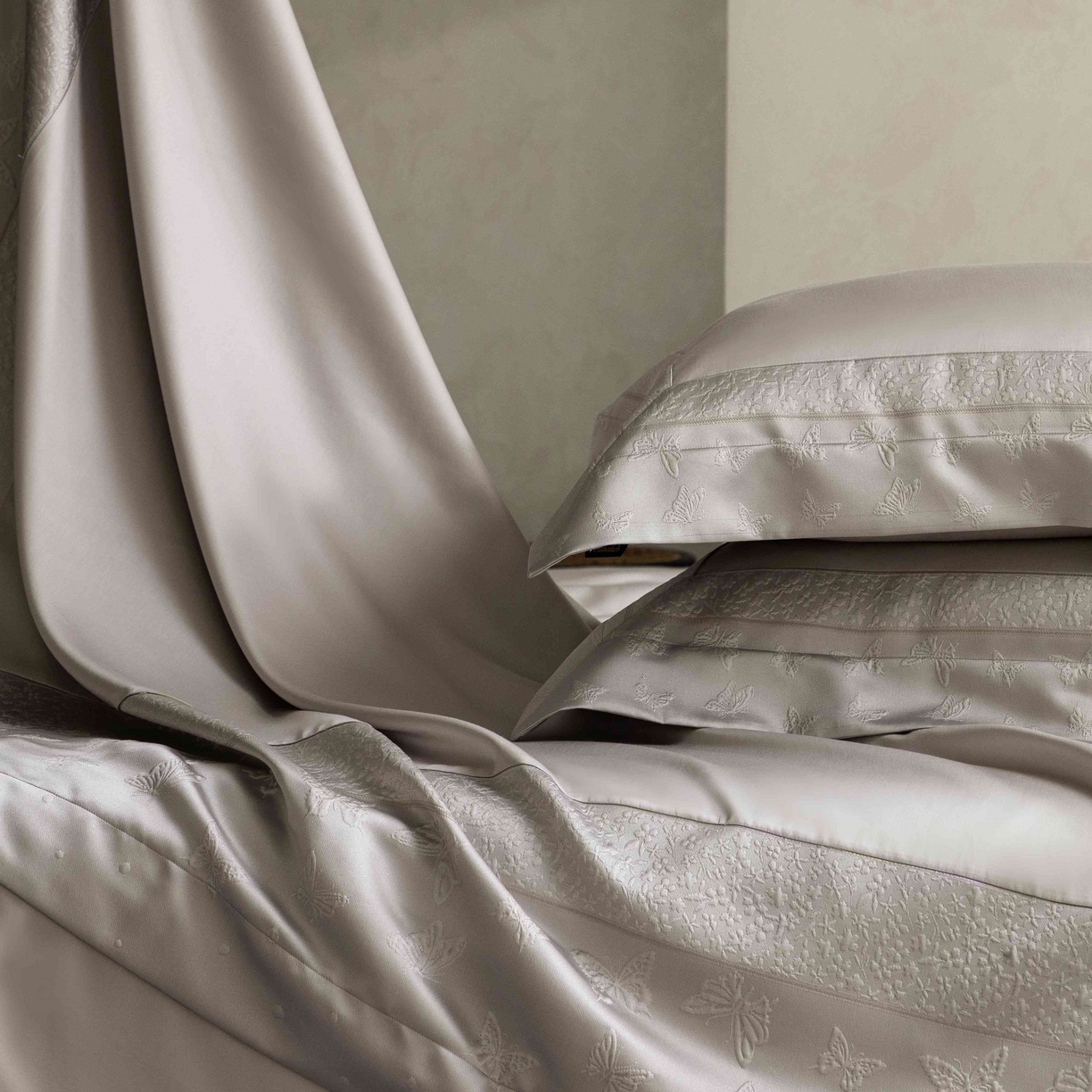 91家纺网 家纺一手货源 找家纺 卡巴伦家纺 2026春夏新款全棉纯棉贡缎高精密提花边条款式四件套 琉璃福蝶-灰