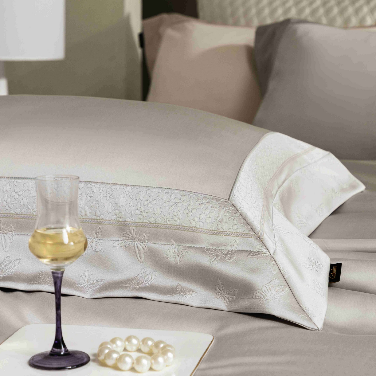 91家纺网 家纺一手货源 找家纺 卡巴伦家纺 2026春夏新款全棉纯棉贡缎高精密提花边条款式四件套 琉璃福蝶-灰