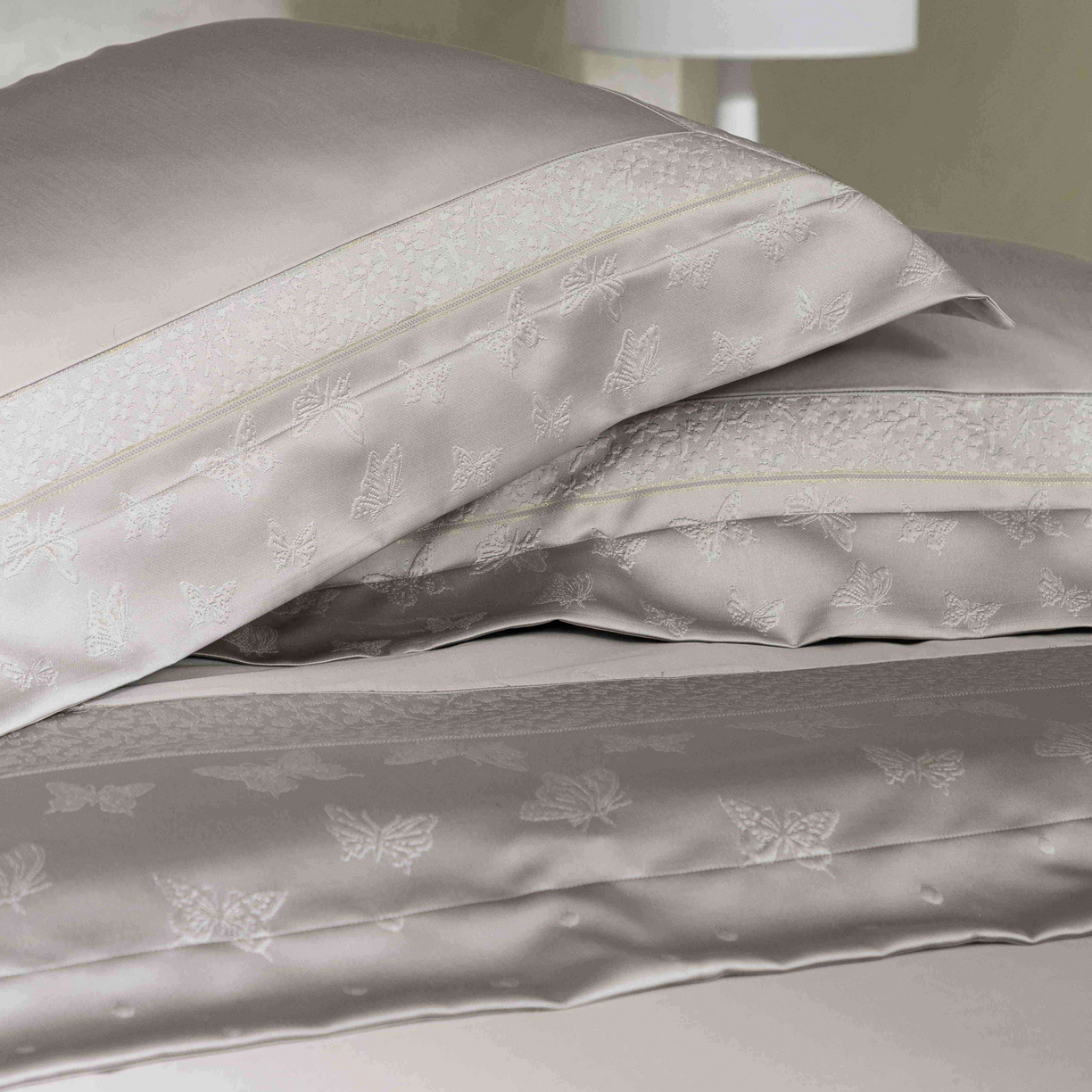 91家纺网 家纺一手货源 找家纺 卡巴伦家纺 2026春夏新款全棉纯棉贡缎高精密提花边条款式四件套 琉璃福蝶-灰