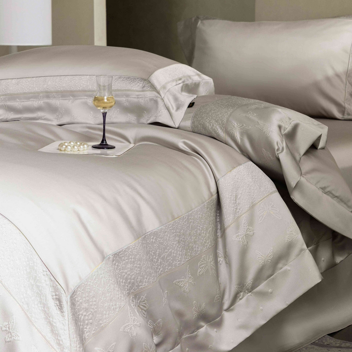 91家纺网 家纺一手货源 找家纺 卡巴伦家纺 2026春夏新款全棉纯棉贡缎高精密提花边条款式四件套 琉璃福蝶-灰