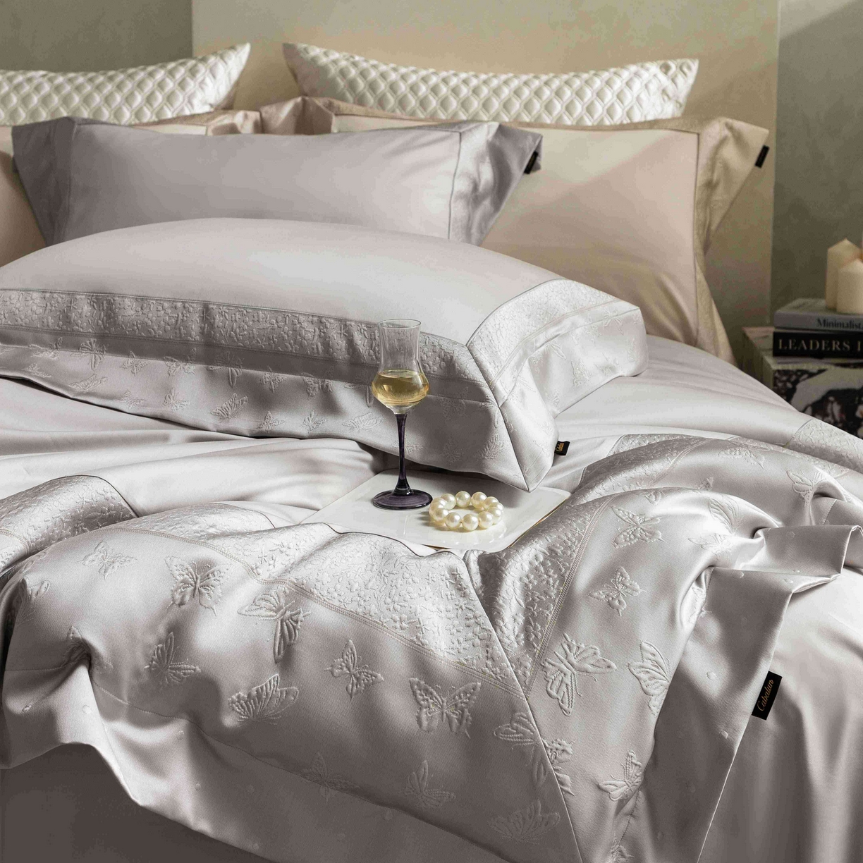 91家纺网 家纺一手货源 找家纺 卡巴伦家纺 2026春夏新款全棉纯棉贡缎高精密提花边条款式四件套 琉璃福蝶-灰