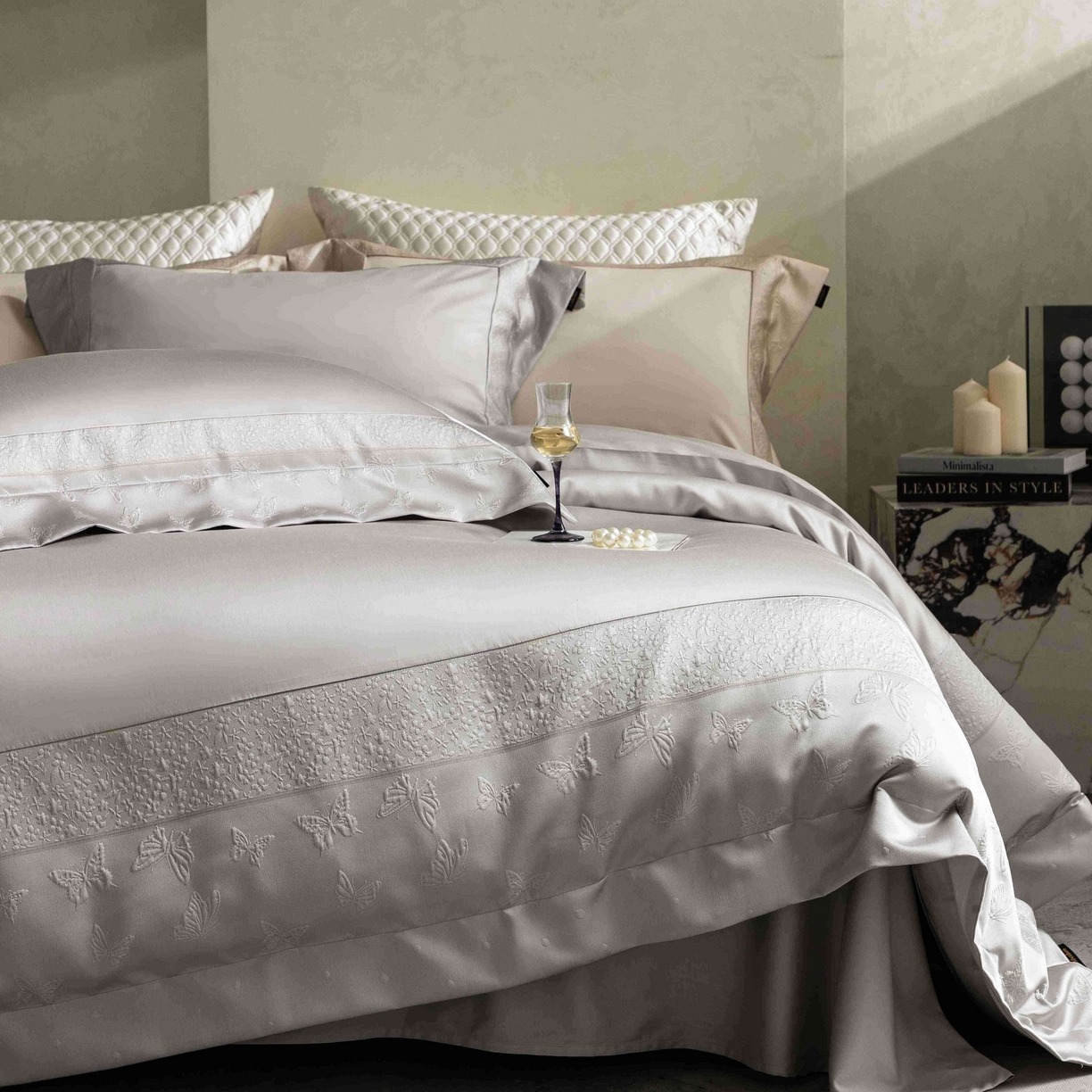 91家纺网 家纺一手货源 找家纺 卡巴伦家纺 2026春夏新款全棉纯棉贡缎高精密提花边条款式四件套 琉璃福蝶-灰