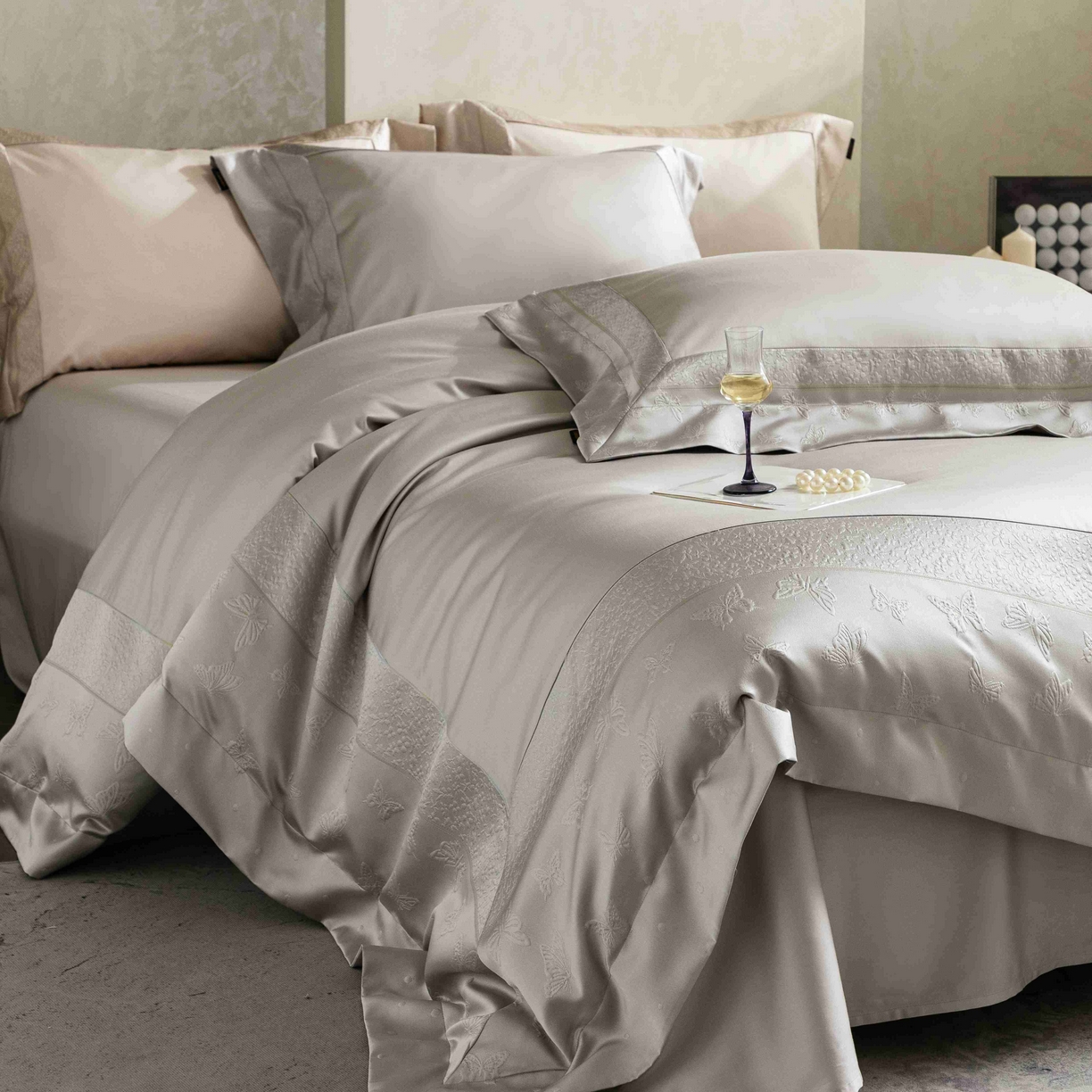 91家纺网 家纺一手货源 找家纺 卡巴伦家纺 2026春夏新款全棉纯棉贡缎高精密提花边条款式四件套 琉璃福蝶-灰