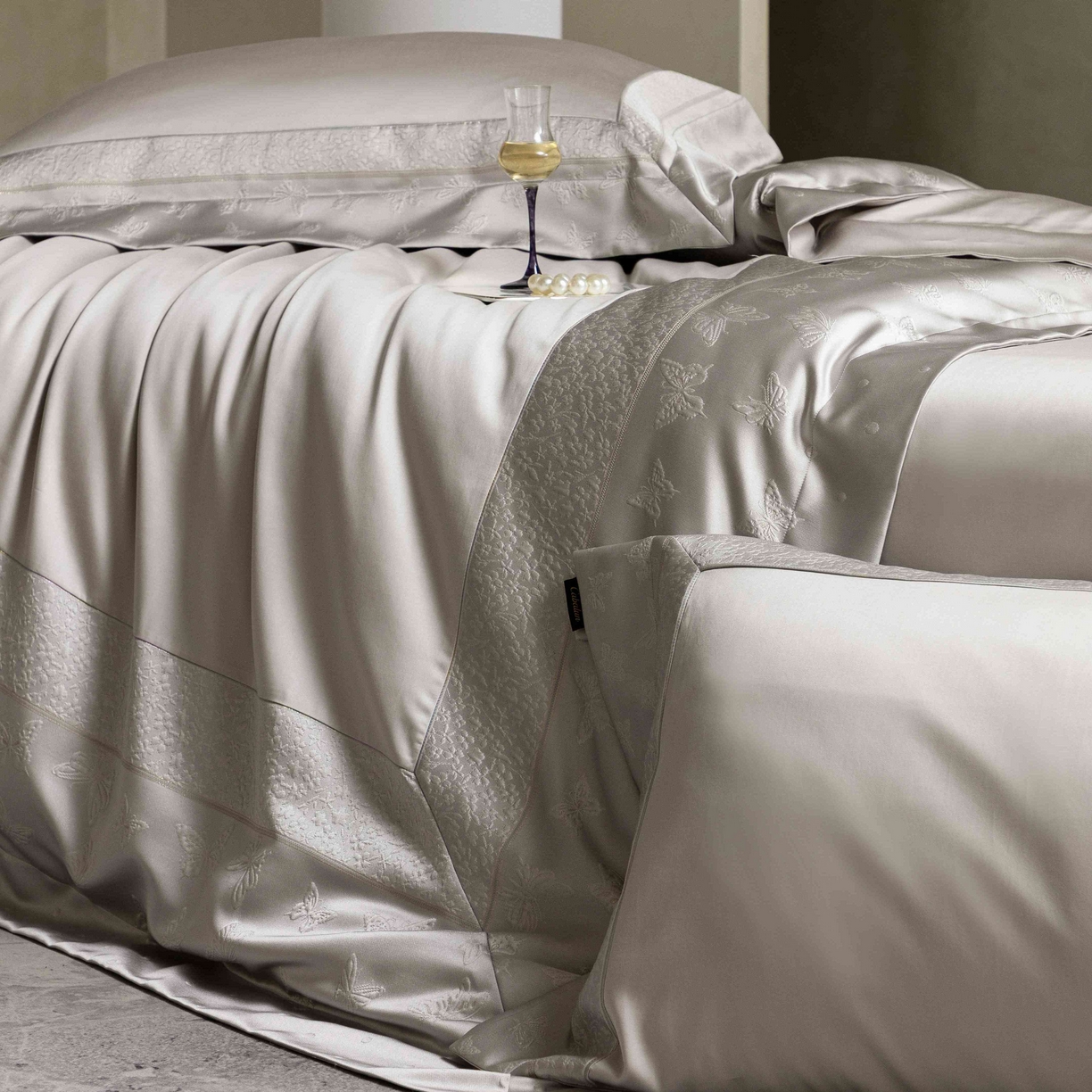 91家纺网 家纺一手货源 找家纺 卡巴伦家纺 2026春夏新款全棉纯棉贡缎高精密提花边条款式四件套 琉璃福蝶-灰