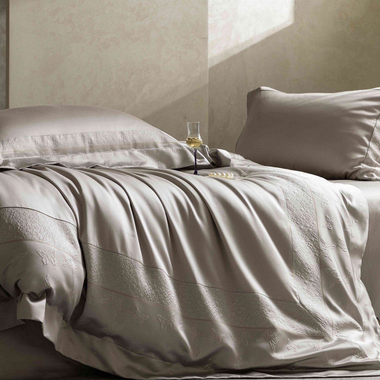 91家纺网 家纺一手货源 找家纺 卡巴伦家纺 2026春夏新款全棉纯棉贡缎高精密提花边条款式四件套 琉璃福蝶-灰