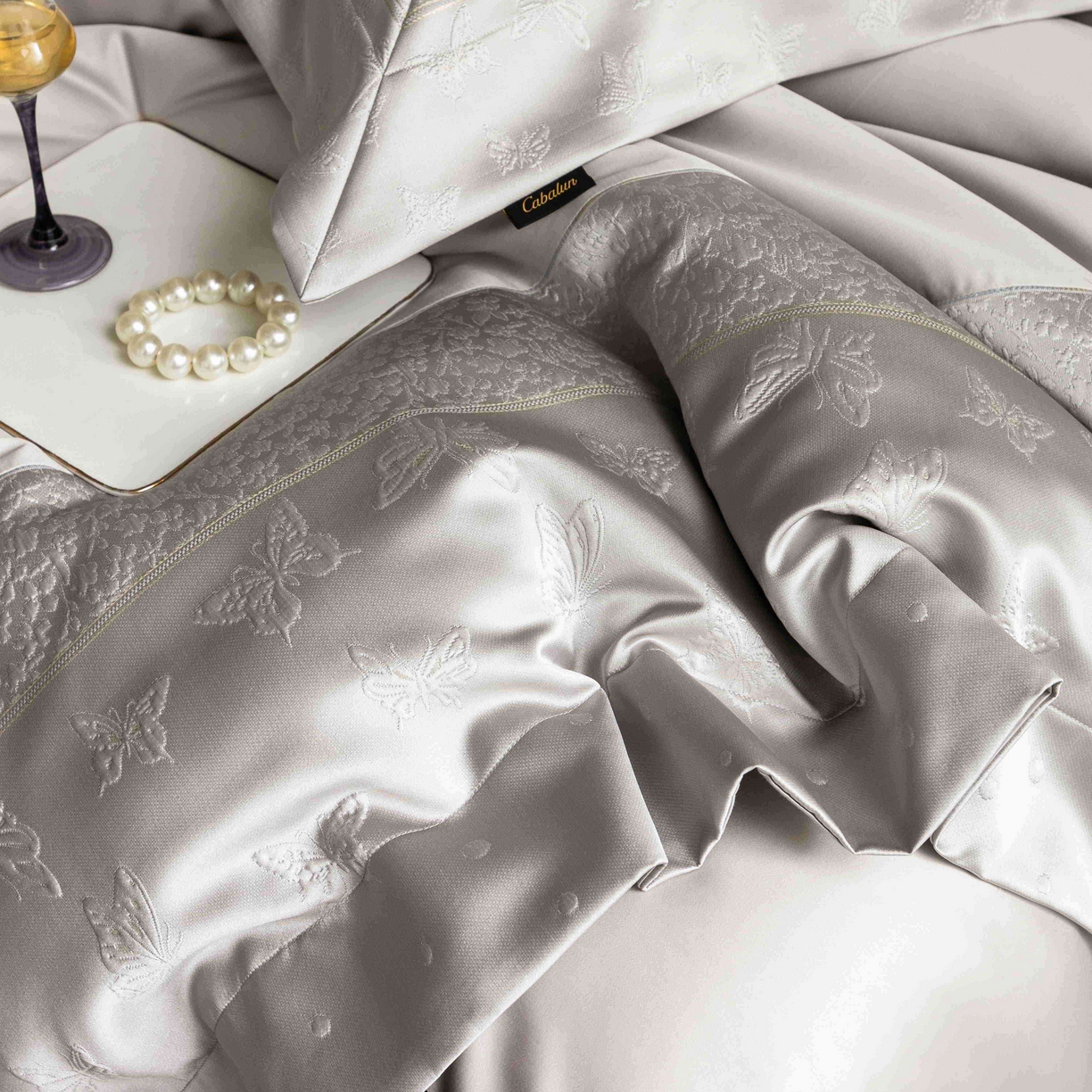 91家纺网 家纺一手货源 找家纺 卡巴伦家纺 2026春夏新款全棉纯棉贡缎高精密提花边条款式四件套 琉璃福蝶-灰