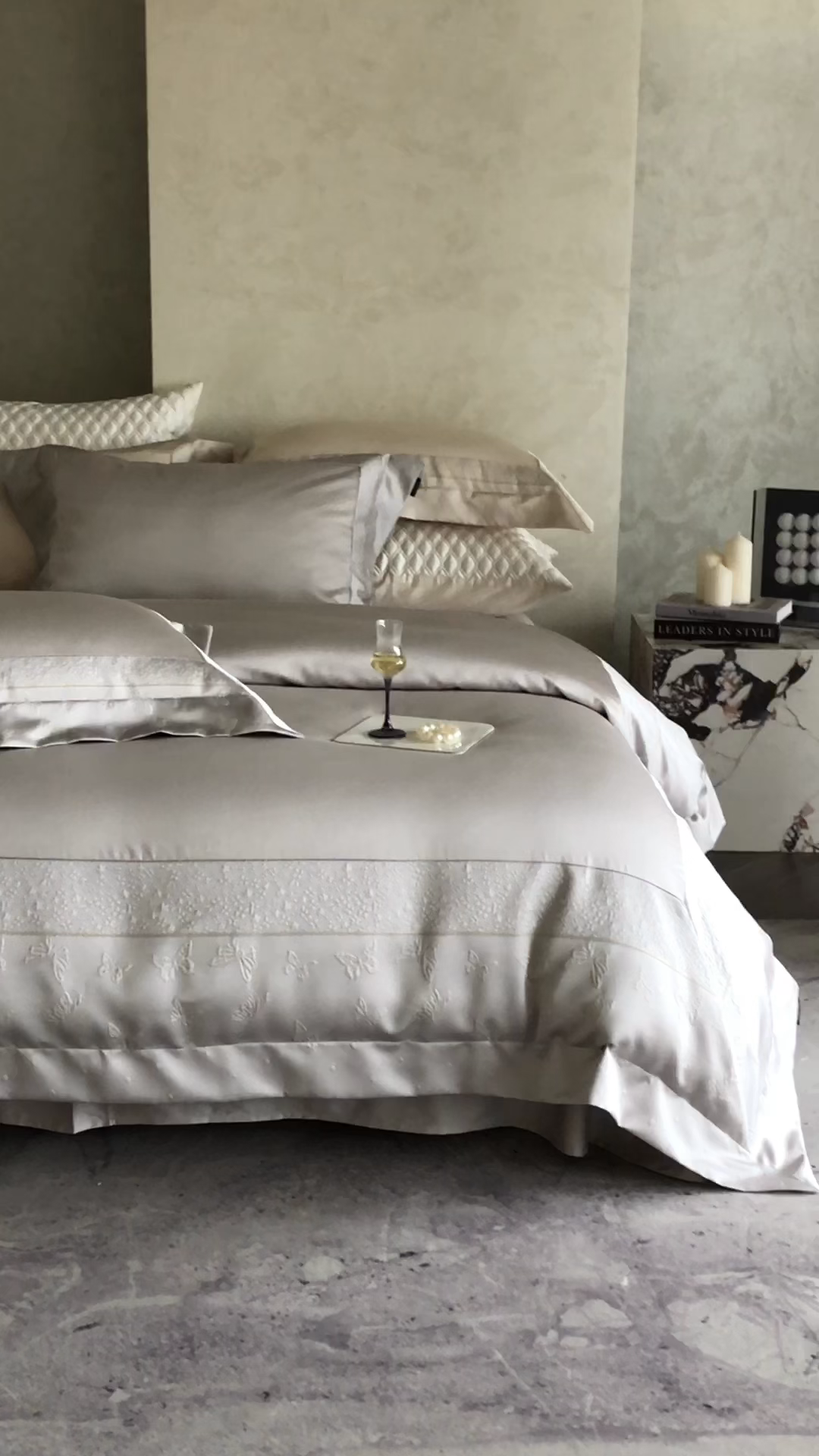 91家纺网 家纺一手货源 找家纺 卡巴伦家纺 2026春夏新款全棉纯棉贡缎高精密提花边条款式四件套 琉璃福蝶-灰