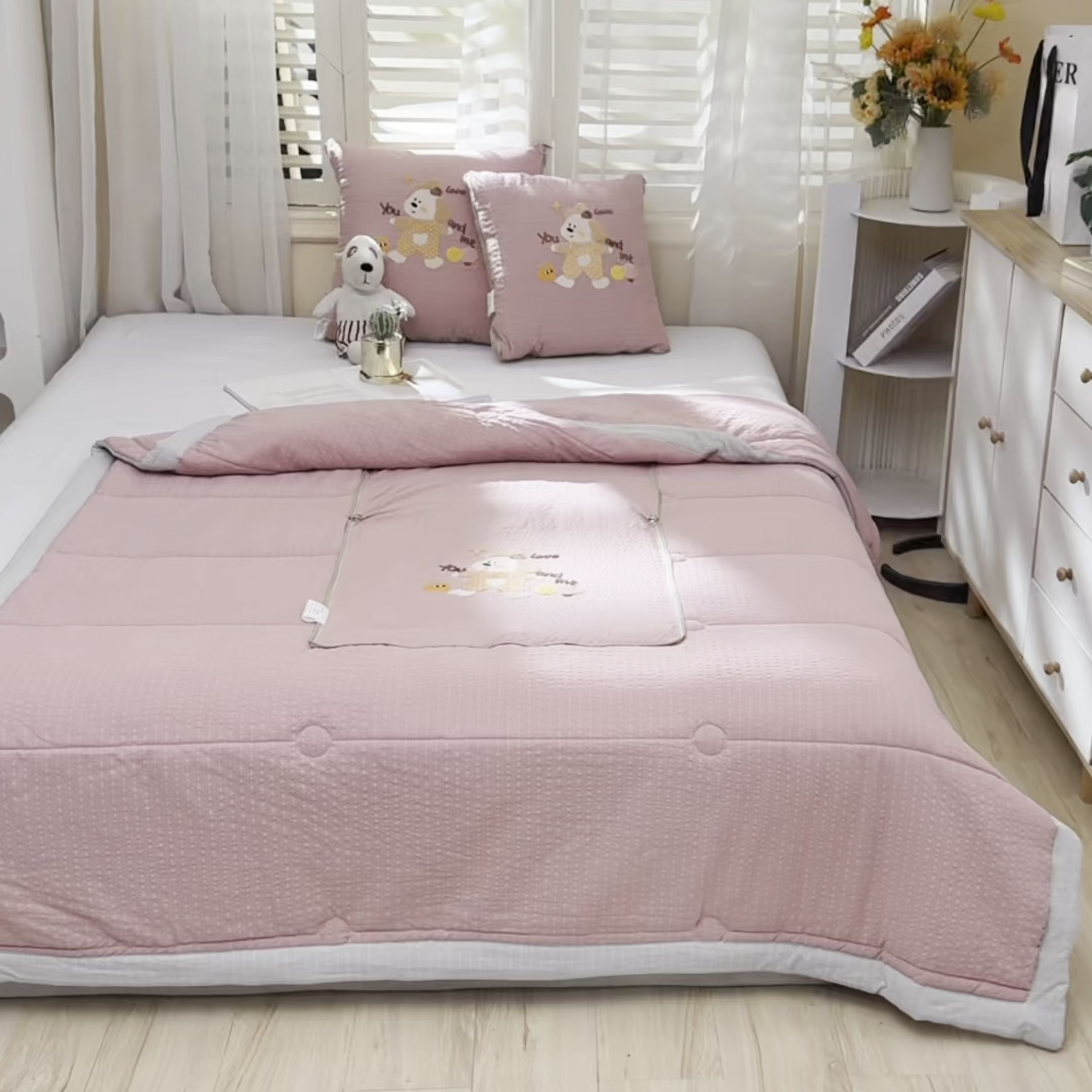 91家纺网 家纺一手货源 找家纺 恋绒家纺 2026新款四季款贴布绣靠枕被抱枕被飞天萌熊 甜心玩伴-豆沙