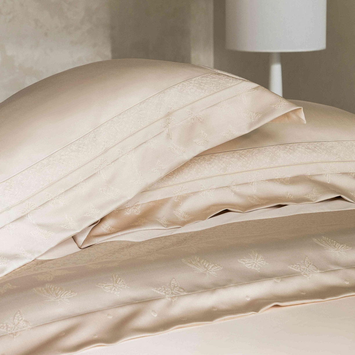 91家纺网 家纺一手货源 找家纺 卡巴伦家纺 2026春夏新款全棉纯棉贡缎高精密提花边条款式四件套 琉璃福蝶-香槟