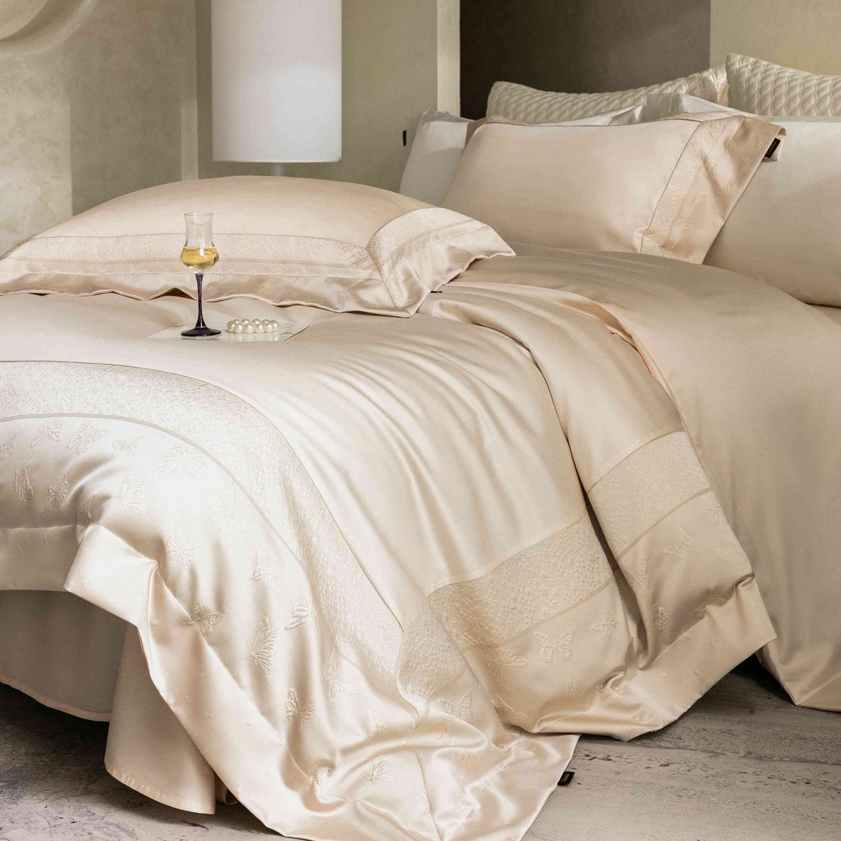 91家纺网 家纺一手货源 找家纺 卡巴伦家纺 2026春夏新款全棉纯棉贡缎高精密提花边条款式四件套 琉璃福蝶-香槟