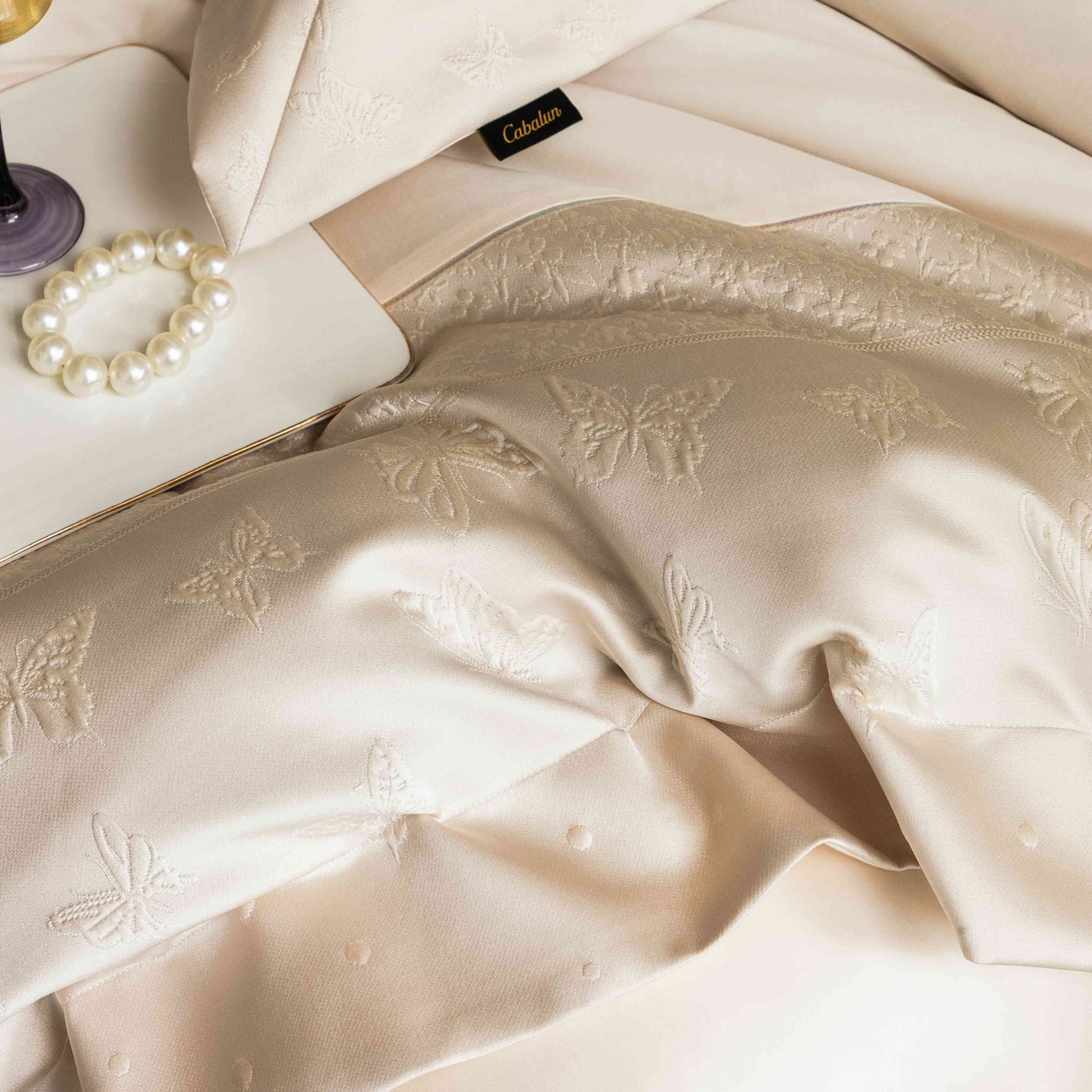 91家纺网 家纺一手货源 找家纺 卡巴伦家纺 2026春夏新款全棉纯棉贡缎高精密提花边条款式四件套 琉璃福蝶-香槟