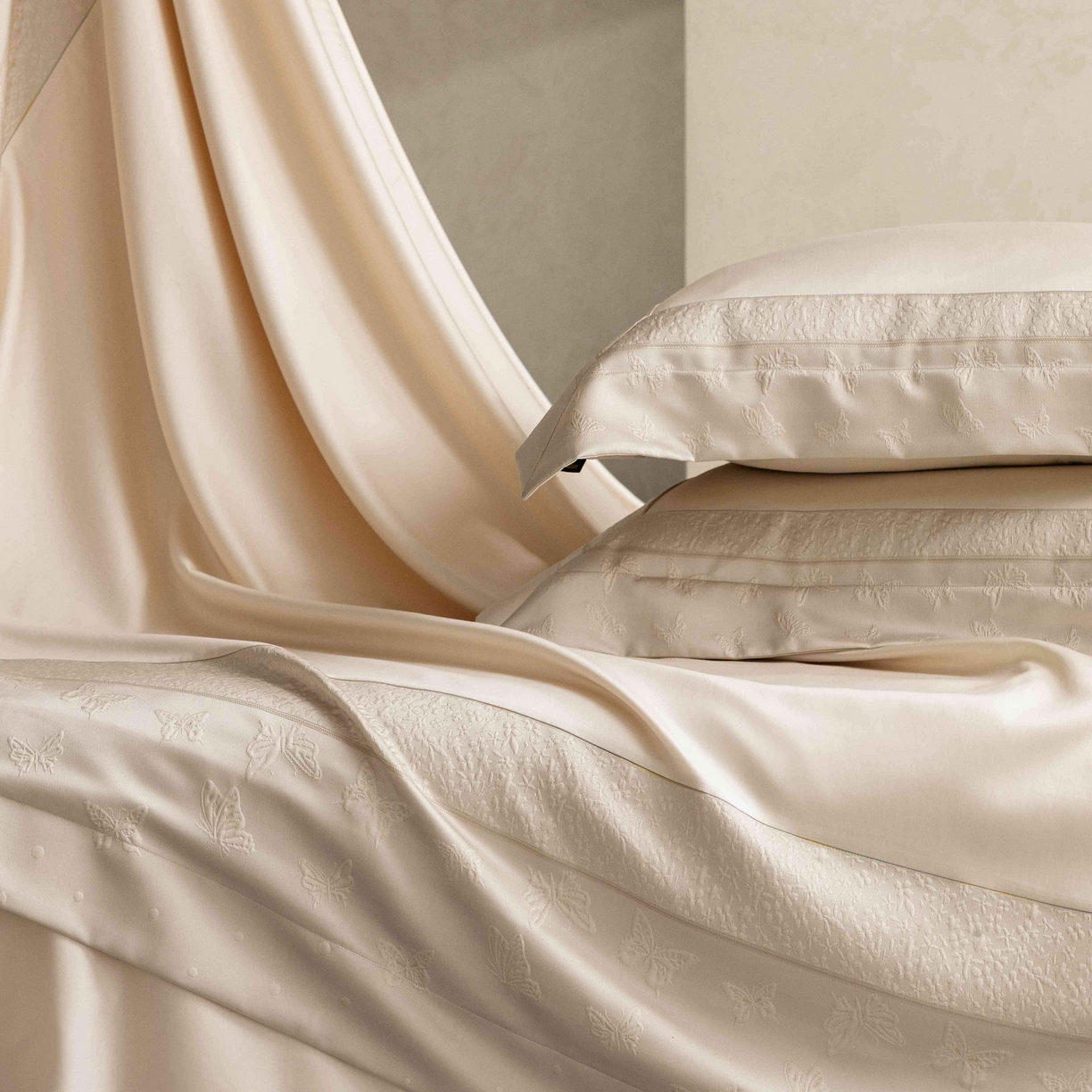 91家纺网 家纺一手货源 找家纺 卡巴伦家纺 2026春夏新款全棉纯棉贡缎高精密提花边条款式四件套 琉璃福蝶-香槟