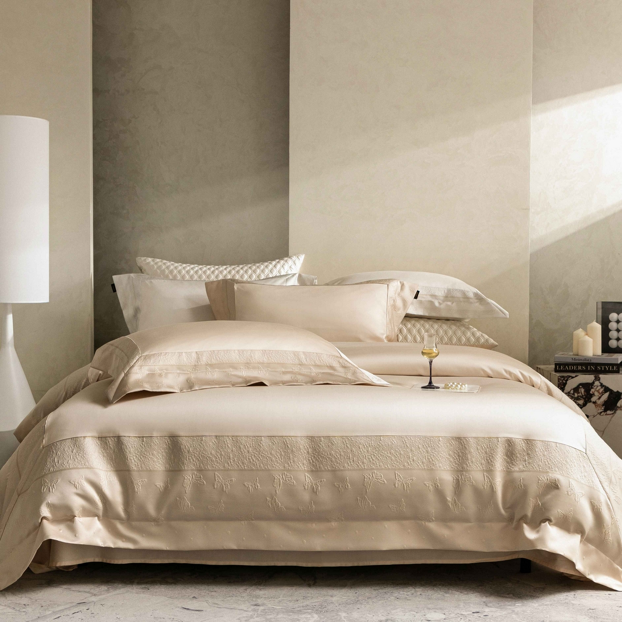 91家纺网 家纺一手货源 找家纺 卡巴伦家纺 2026春夏新款全棉纯棉贡缎高精密提花边条款式四件套 琉璃福蝶-香槟