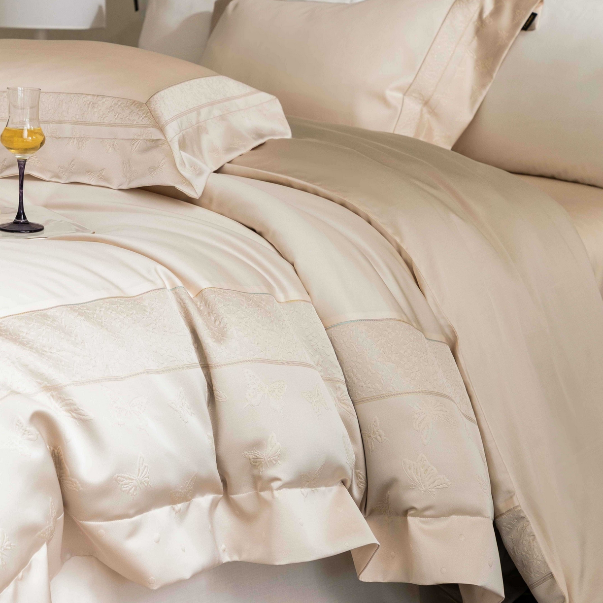 91家纺网 家纺一手货源 找家纺 卡巴伦家纺 2026春夏新款全棉纯棉贡缎高精密提花边条款式四件套 琉璃福蝶-香槟