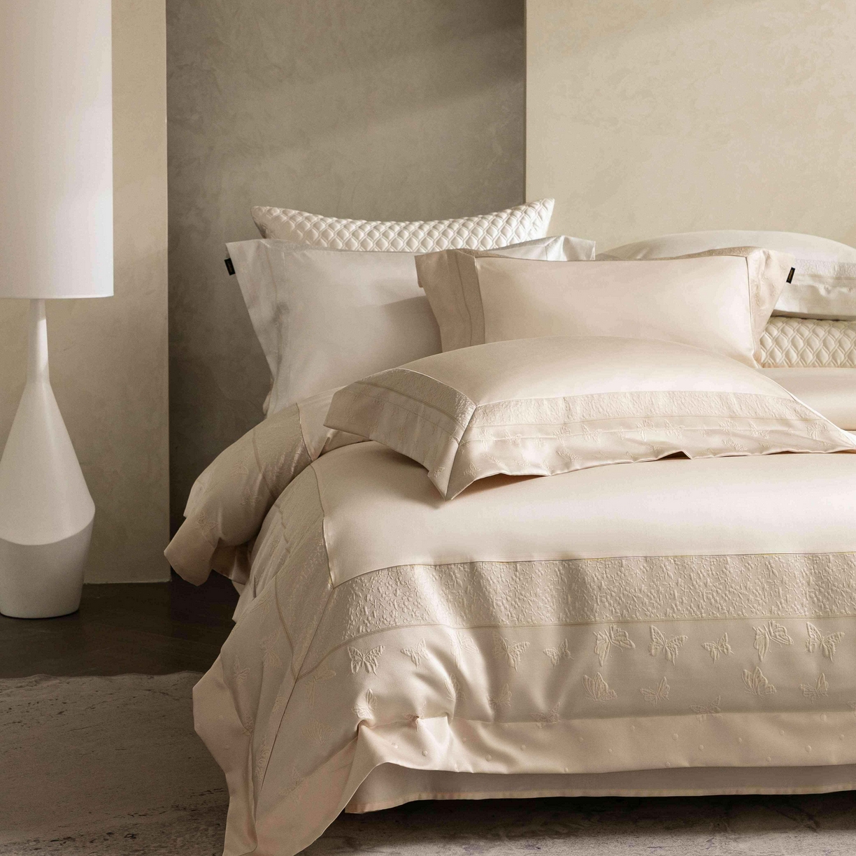 91家纺网 家纺一手货源 找家纺 卡巴伦家纺 2026春夏新款全棉纯棉贡缎高精密提花边条款式四件套 琉璃福蝶-香槟