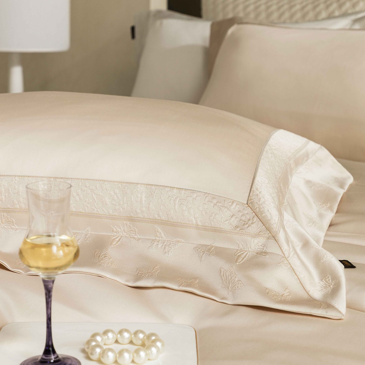 91家纺网 家纺一手货源 找家纺 卡巴伦家纺 2026春夏新款全棉纯棉贡缎高精密提花边条款式四件套 琉璃福蝶-香槟