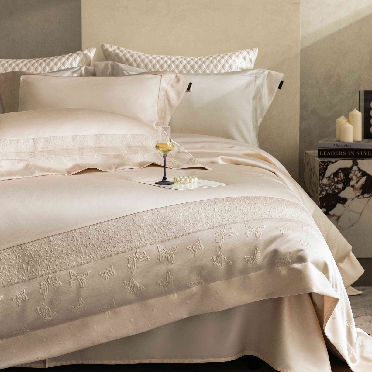 91家纺网 家纺一手货源 找家纺 卡巴伦家纺 2026春夏新款全棉纯棉贡缎高精密提花边条款式四件套 琉璃福蝶-香槟