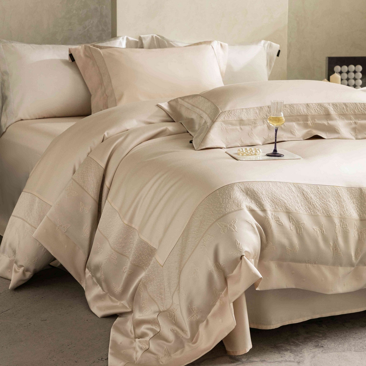 91家纺网 家纺一手货源 找家纺 卡巴伦家纺 2026春夏新款全棉纯棉贡缎高精密提花边条款式四件套 琉璃福蝶-香槟