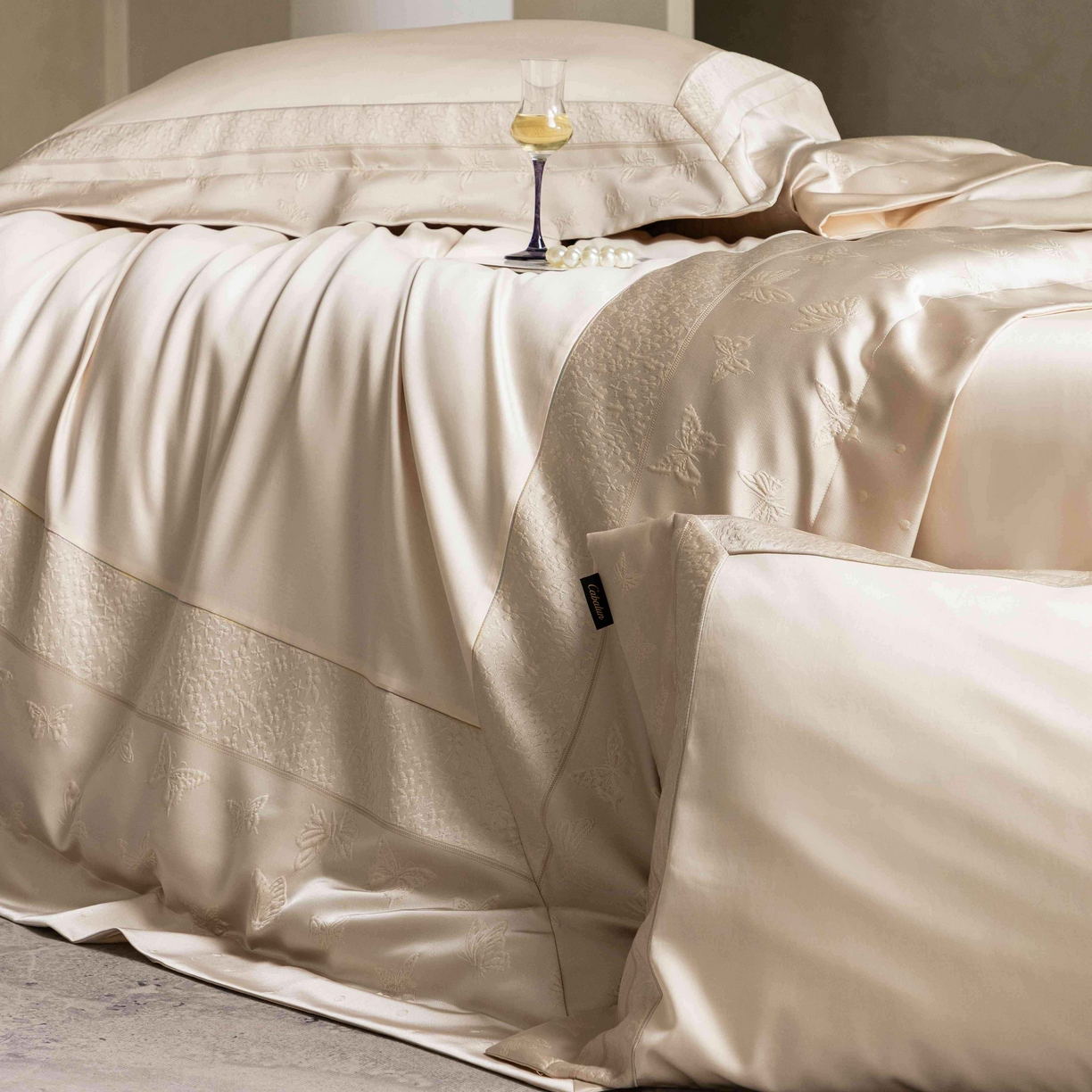 91家纺网 家纺一手货源 找家纺 卡巴伦家纺 2026春夏新款全棉纯棉贡缎高精密提花边条款式四件套 琉璃福蝶-香槟