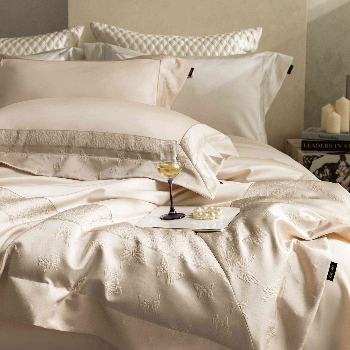 91家纺网 家纺一手货源 找家纺 卡巴伦家纺 2026春夏新款全棉纯棉贡缎高精密提花边条款式四件套 琉璃福蝶-香槟