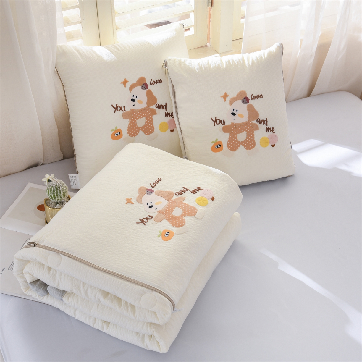 91家纺网 家纺一手货源 找家纺 恋绒家纺 2026新款四季款贴布绣靠枕被抱枕被飞天萌熊 甜心玩伴-米白