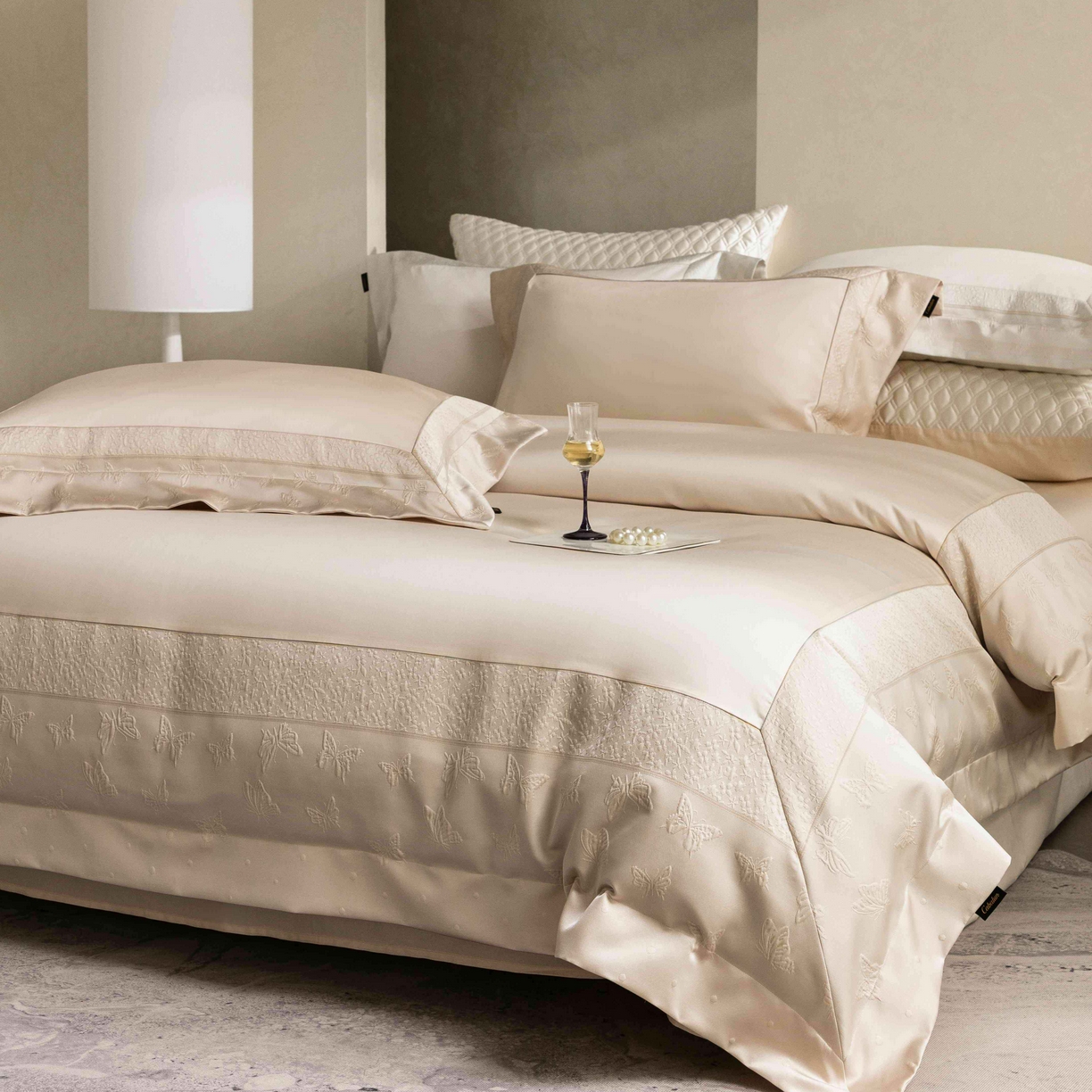 91家纺网 家纺一手货源 找家纺 卡巴伦家纺 2026春夏新款全棉纯棉贡缎高精密提花边条款式四件套 琉璃福蝶-香槟