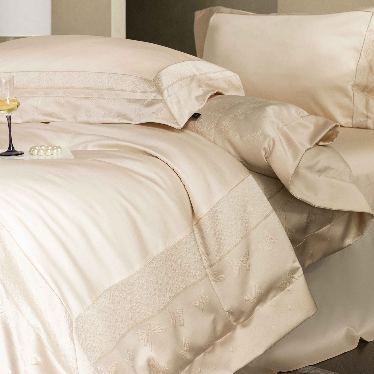 91家纺网 家纺一手货源 找家纺 卡巴伦家纺 2026春夏新款全棉纯棉贡缎高精密提花边条款式四件套 琉璃福蝶-香槟